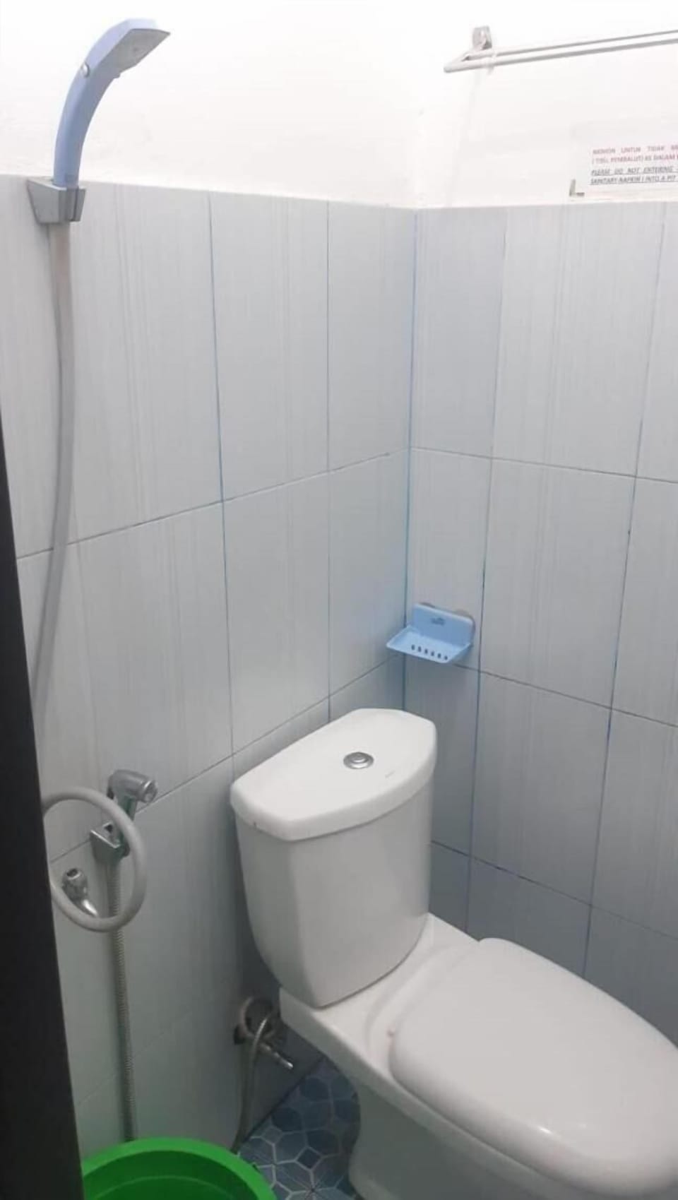 Shower, free toiletries, bidet, towels