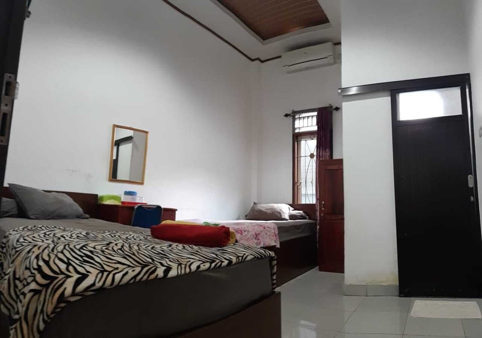 Basic Twin Room, 2 Twin Beds | Desk, blackout drapes, soundproofing, WiFi (free)