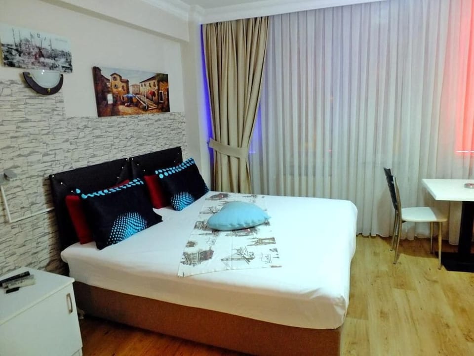 In-room safe, soundproofing, free WiFi, bed sheets