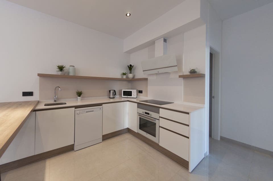 Luxury Apartment, 2 Bedrooms | Private kitchen | Fridge, microwave, oven, stovetop