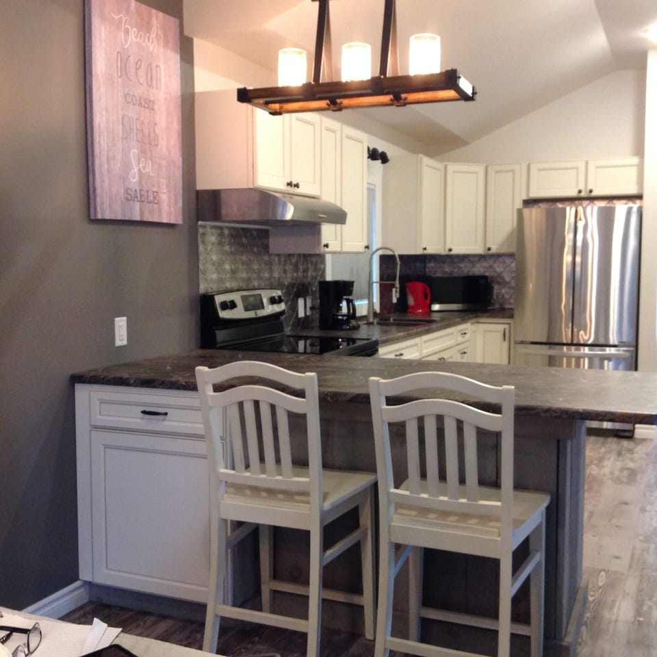 Full-size fridge, microwave, oven, dishwasher