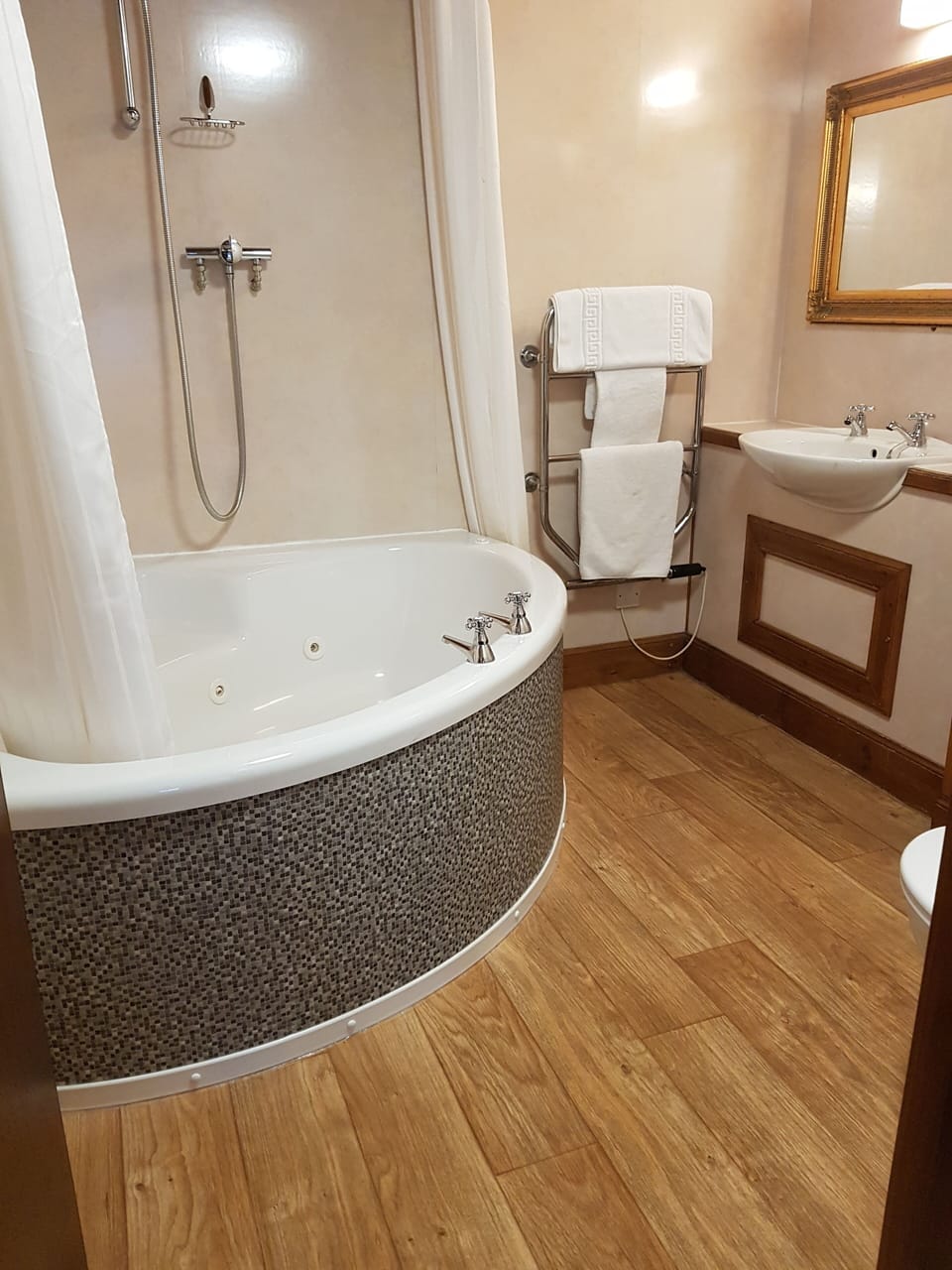 Deluxe Double Room | Bathroom | Free toiletries, hair dryer, towels