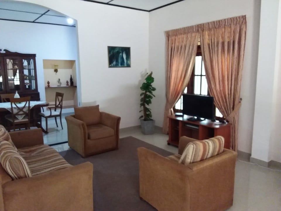 Standard Bungalow, 3 Bedrooms | Living room | Flat-screen TV