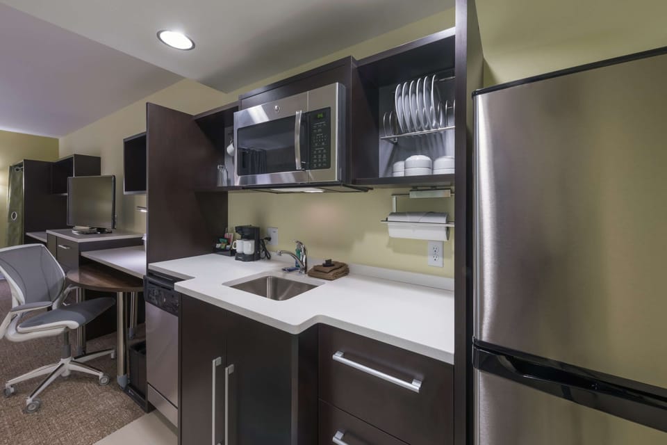 Coffee/tea maker, full-size fridge, microwave, dishwasher