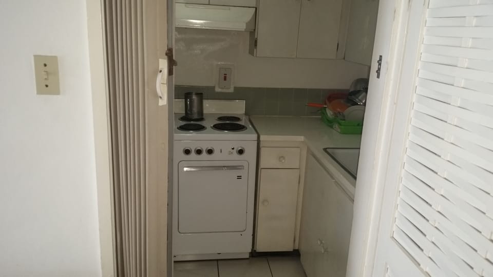 Room | Private kitchenette | Fridge, oven, stovetop, cookware/dishes/utensils