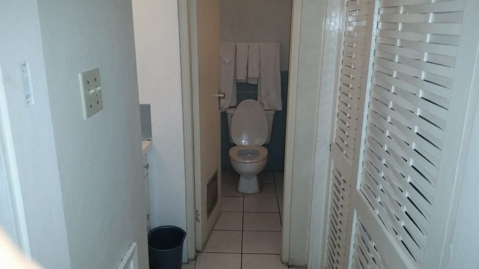 Apartment | Bathroom | Combined shower/tub, free toiletries, towels