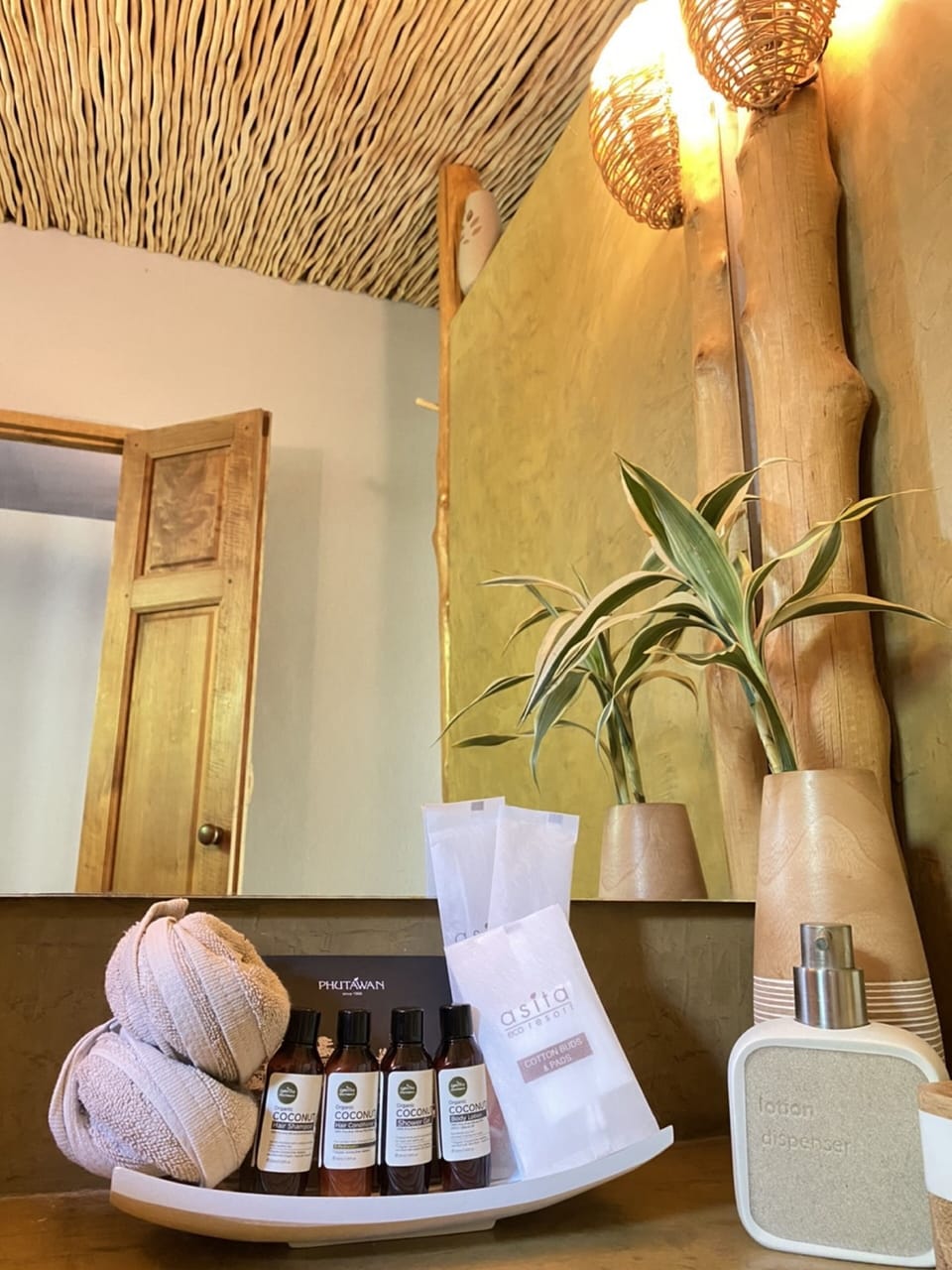 Shower, hydromassage showerhead, free toiletries, hair dryer