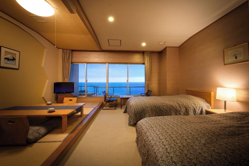 Basic Twin Room | Down comforters, in-room safe, desk, laptop workspace