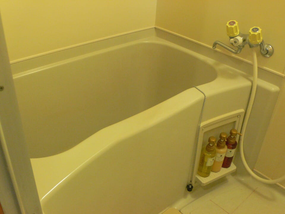 Basic Twin Room | Bathroom | Combined shower/tub, deep soaking tub, rainfall showerhead