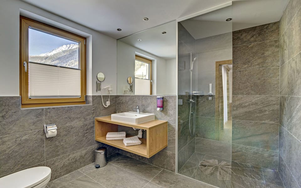 Family Room (Enzian Deluxe ) | Bathroom | Hair dryer, towels