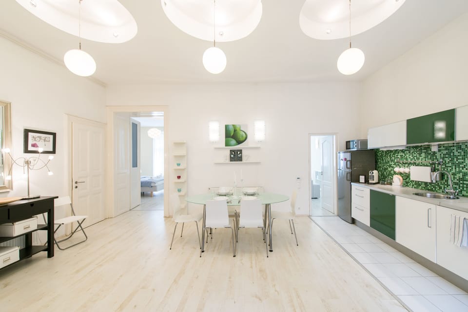 Deluxe Apartment | Private kitchen | Fridge, microwave, oven, stovetop