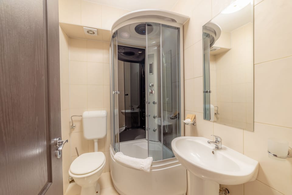 Family Quadruple Room | Bathroom | Free toiletries, hair dryer, slippers, towels