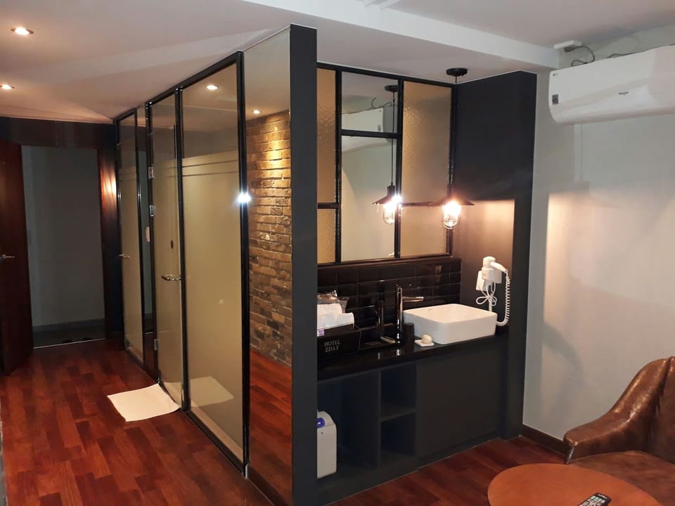 Deluxe Room | Blackout drapes, free WiFi, bed sheets