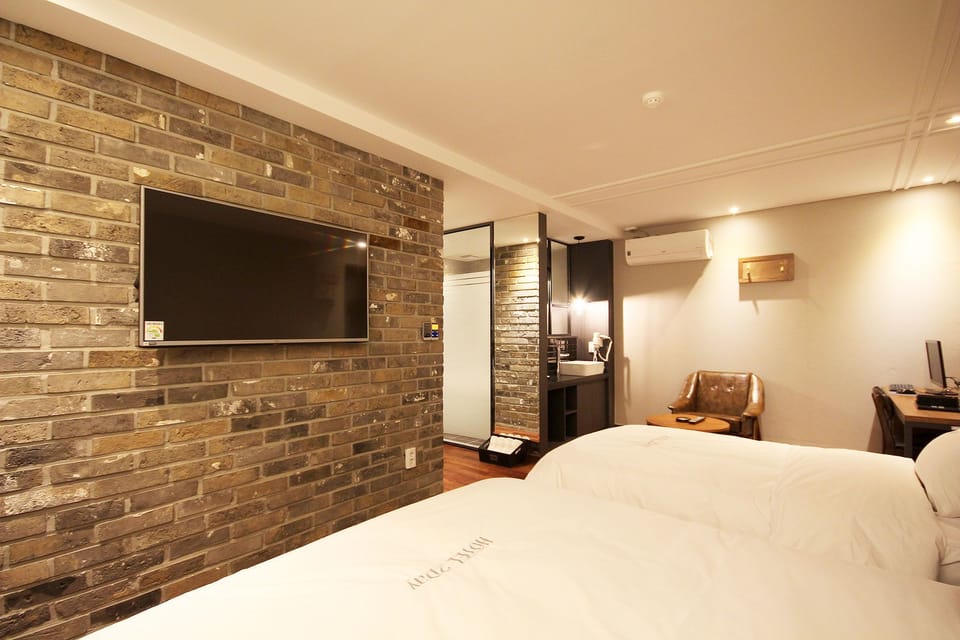 Deluxe Twin Room | Blackout drapes, free WiFi, bed sheets