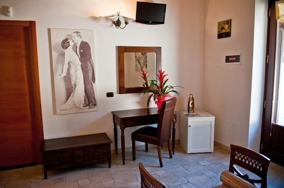 Double Room | Minibar, desk, WiFi (free), bed sheets