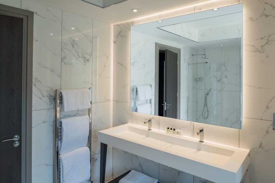 Balmoral Suite | Bathroom | Free toiletries, hair dryer, towels