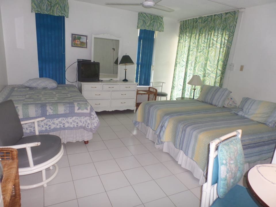 Room | Desk, WiFi (free), bed sheets