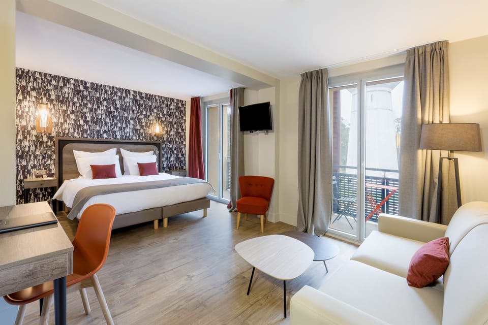 Premium bedding, in-room safe, individually decorated