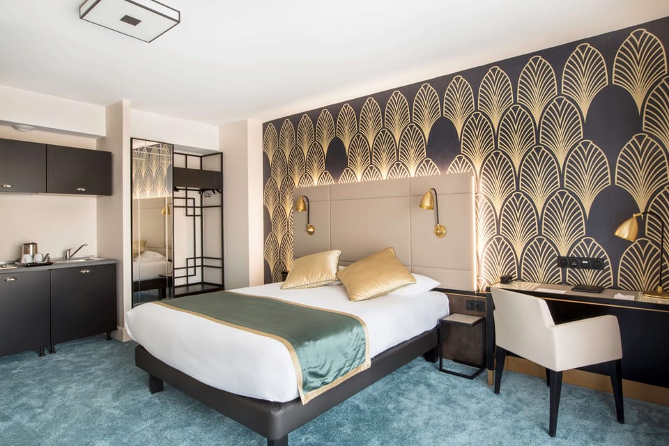 Family Room, 1 Queen Bed, Non Smoking, Kitchenette (with Sofabed) | Premium bedding, in-room safe, desk, soundproofing