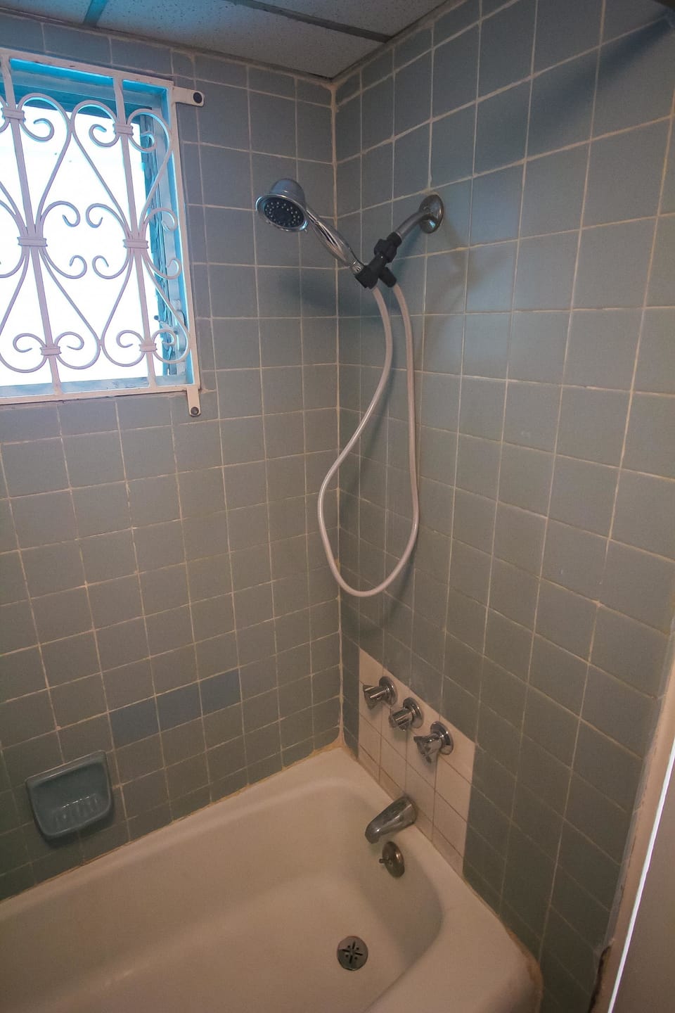 Combined shower/tub, free toiletries, towels