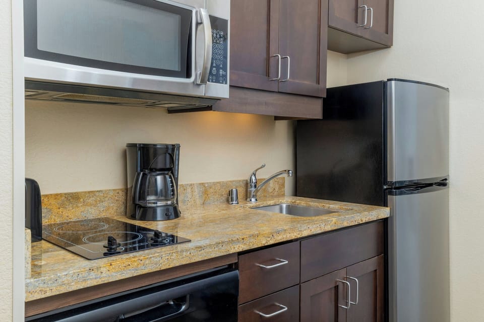 Full-size fridge, microwave, stovetop, dishwasher