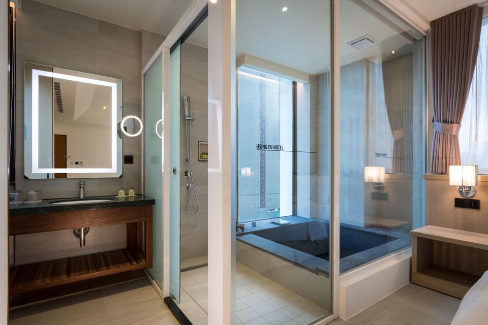 Separate tub and shower, spring water tub, free toiletries, hair dryer