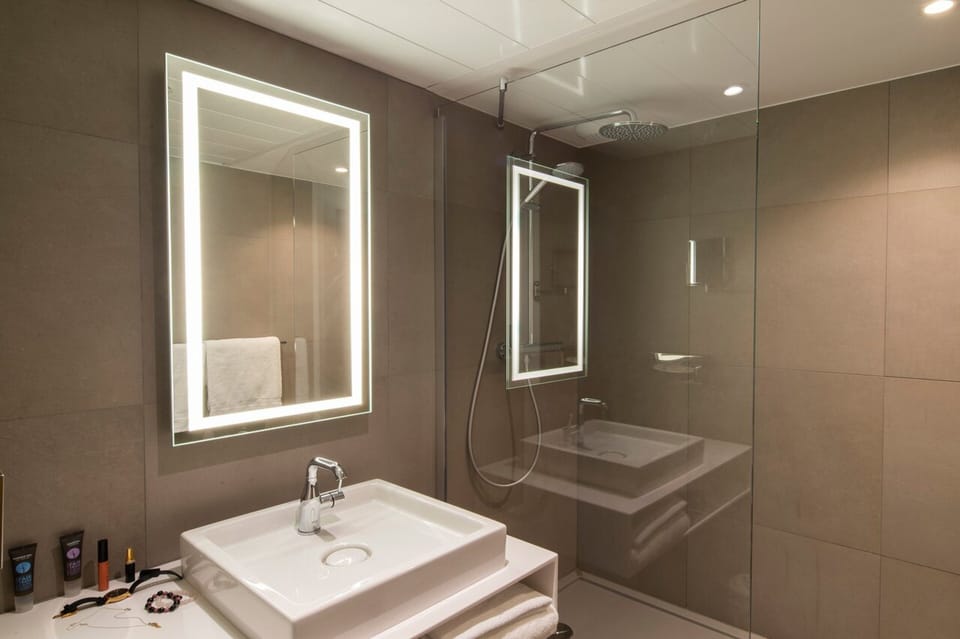 Superior Room, 1 Double Bed with Sofa bed | Bathroom | Eco-friendly toiletries, hair dryer, towels