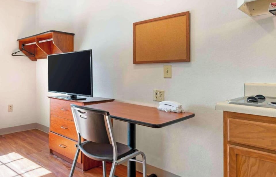 Desk, laptop workspace, iron/ironing board, free WiFi