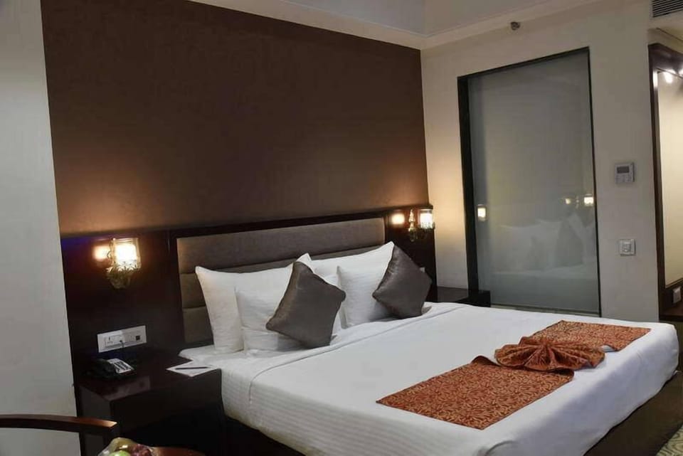 Deluxe Double or Twin Room | Minibar, in-room safe, desk, iron/ironing board