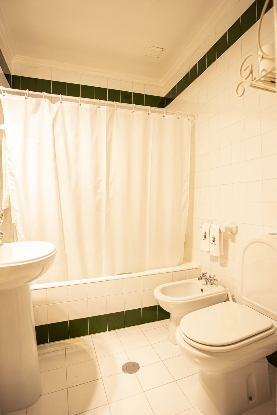 Standard Double Room | Bathroom | Towels