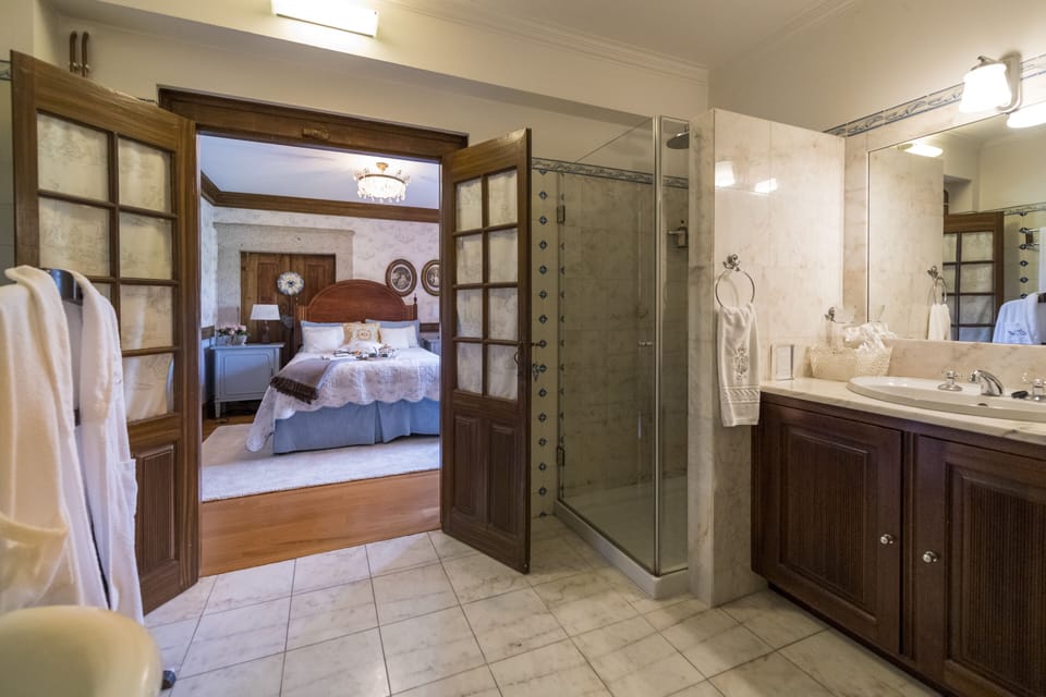 Suite, Garden View | Bathroom | Free toiletries, hair dryer, bathrobes, slippers