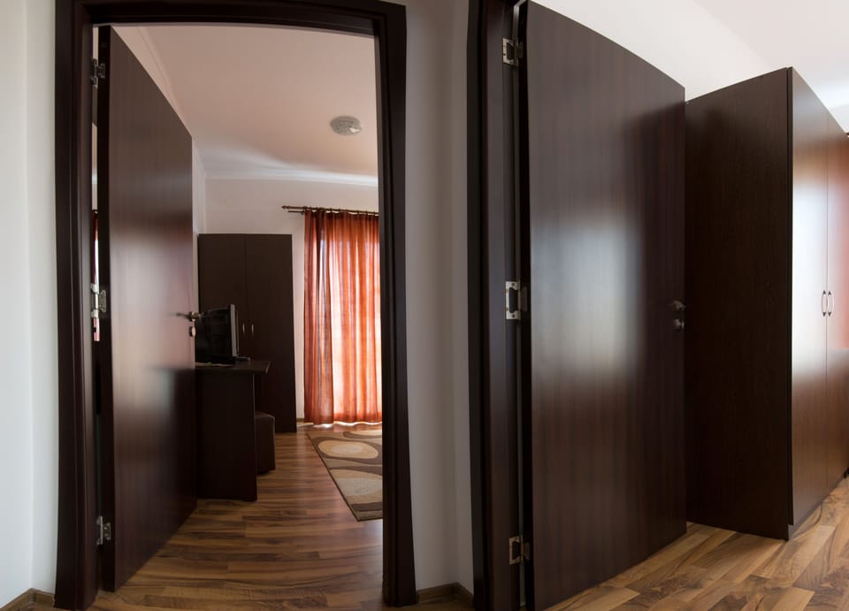 Suite | Soundproofing, free WiFi, bed sheets