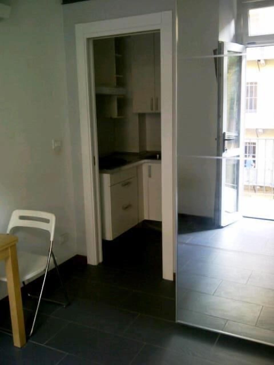 Studio | Private kitchenette | Cookware/dishes/utensils