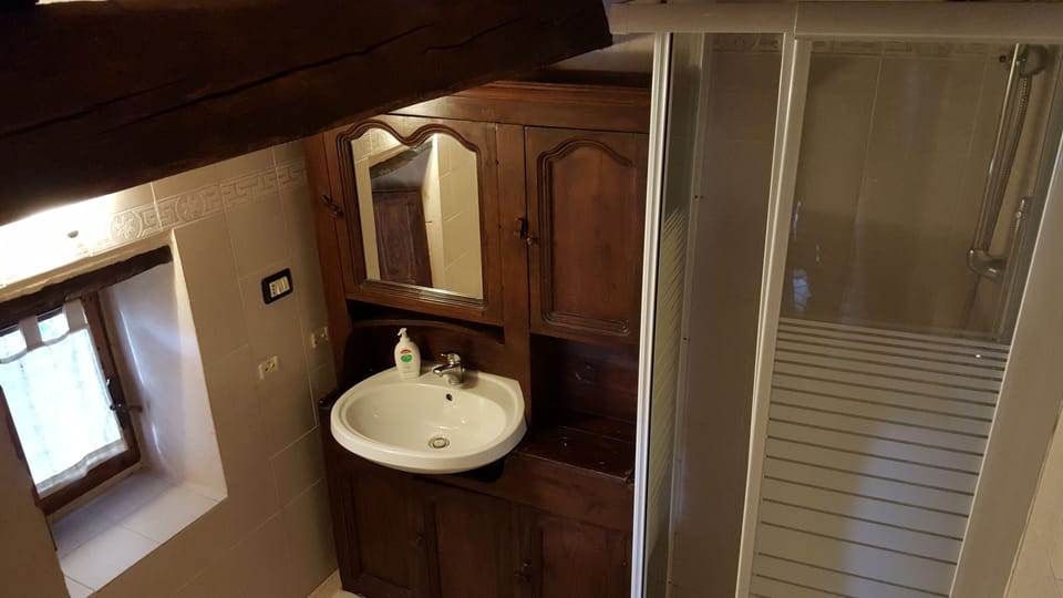 Apartment, 2 Bedrooms, Hill View | Bathroom | Shower, free toiletries, hair dryer, towels
