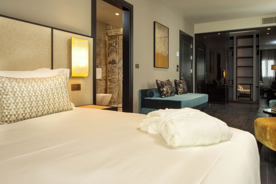 Minibar, in-room safe, WiFi (free)