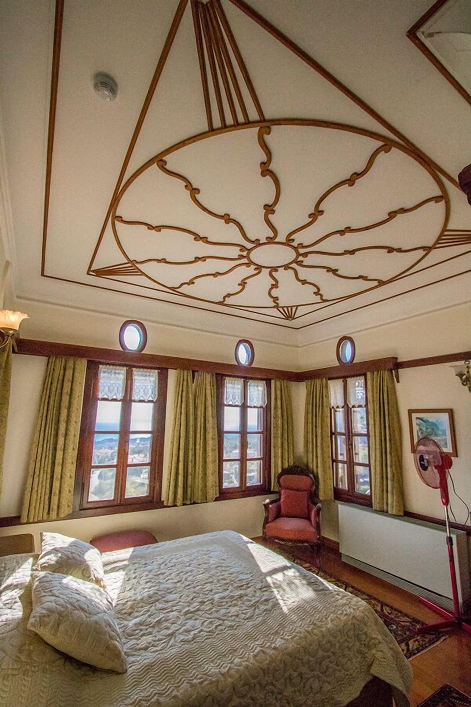 Honeymoon Suite | Premium bedding, free cribs/infant beds, rollaway beds, free WiFi
