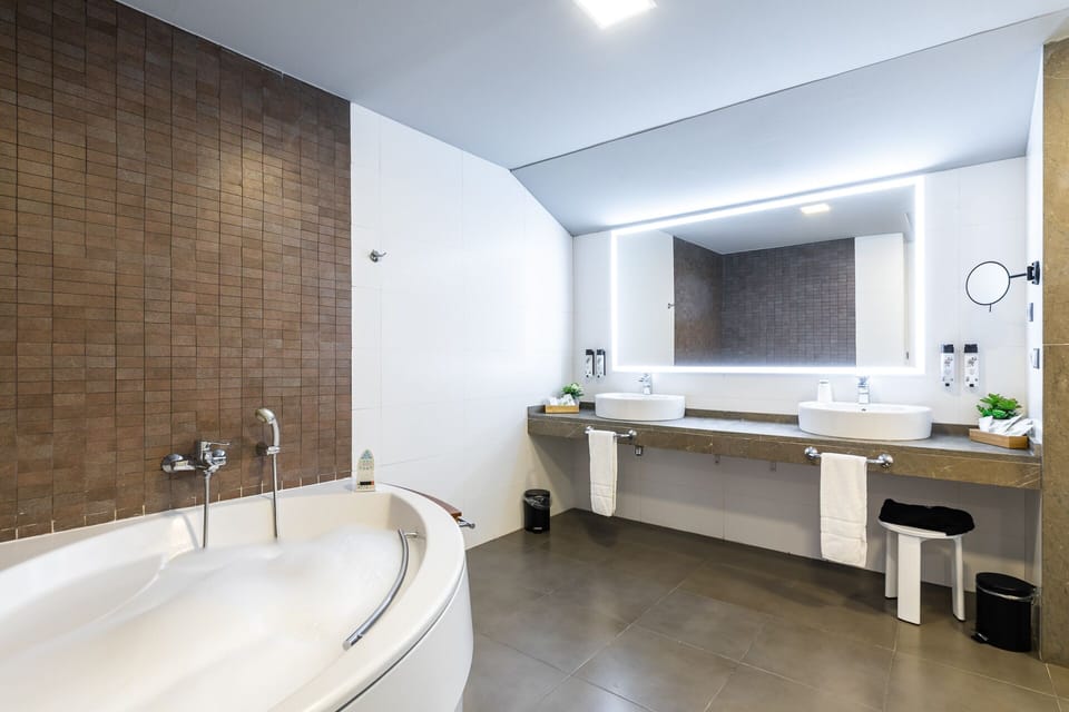Presidential Suite, Sea View | Bathroom | Combined shower/tub, free toiletries, hair dryer, bidet