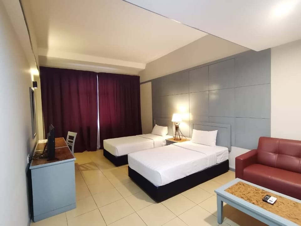 Deluxe Twin Room | Minibar, desk, soundproofing, iron/ironing board