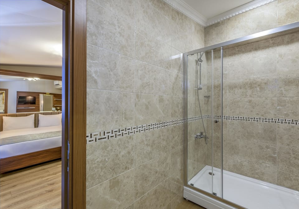 Superior Room | Bathroom | Shower, free toiletries, hair dryer, slippers