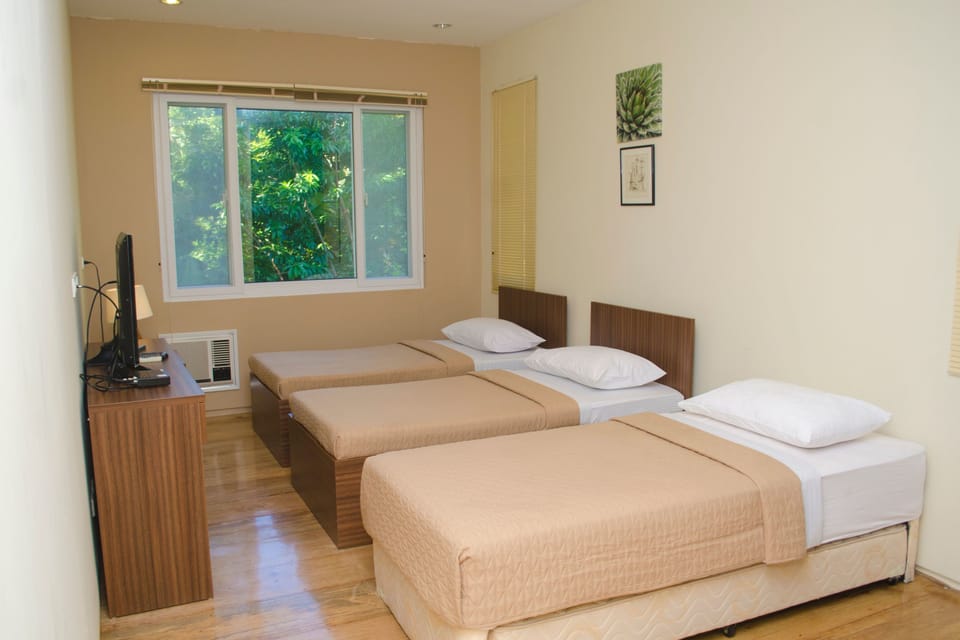 Triple Room (Art) | Desk, soundproofing, bed sheets