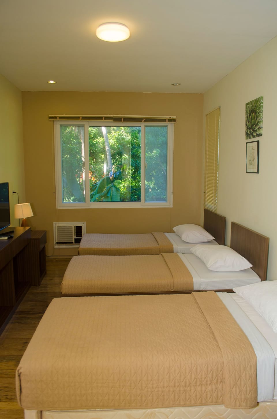 Triple Room (Art) | Desk, soundproofing, bed sheets