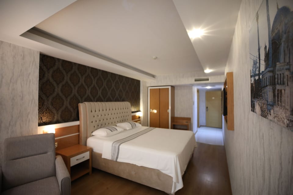 Double Room | Minibar, in-room safe, desk, soundproofing