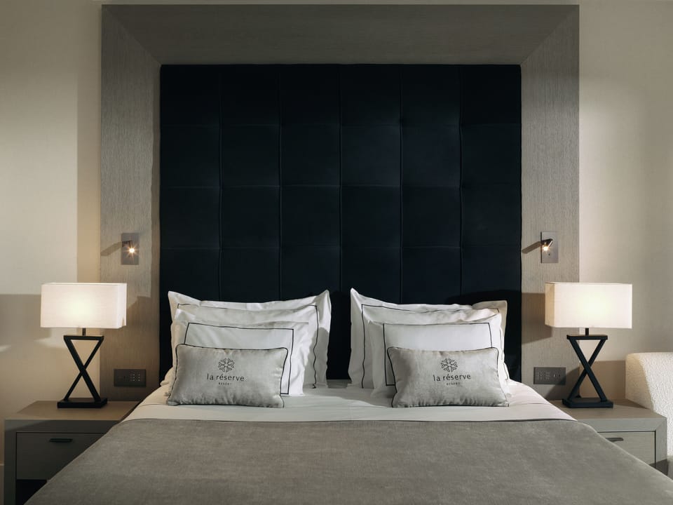 Executive Suite | Minibar, in-room safe, desk, cribs/infant beds