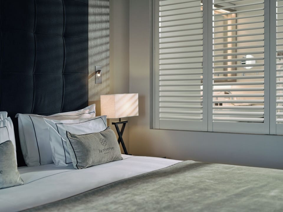 Standard Room, 1 King Bed, City View | Minibar, in-room safe, desk, cribs/infant beds