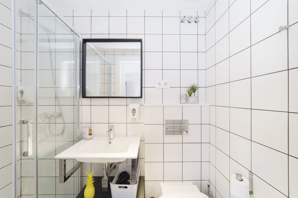 Twin Room | Bathroom | Shower, free toiletries, hair dryer, towels