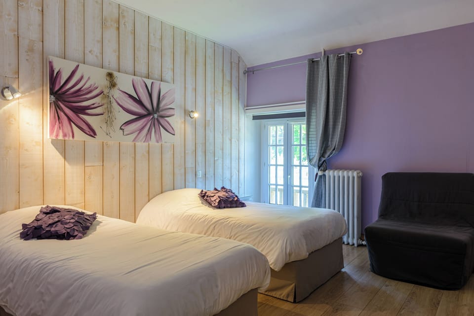 Twin Room | Individually decorated, individually furnished, desk, blackout drapes