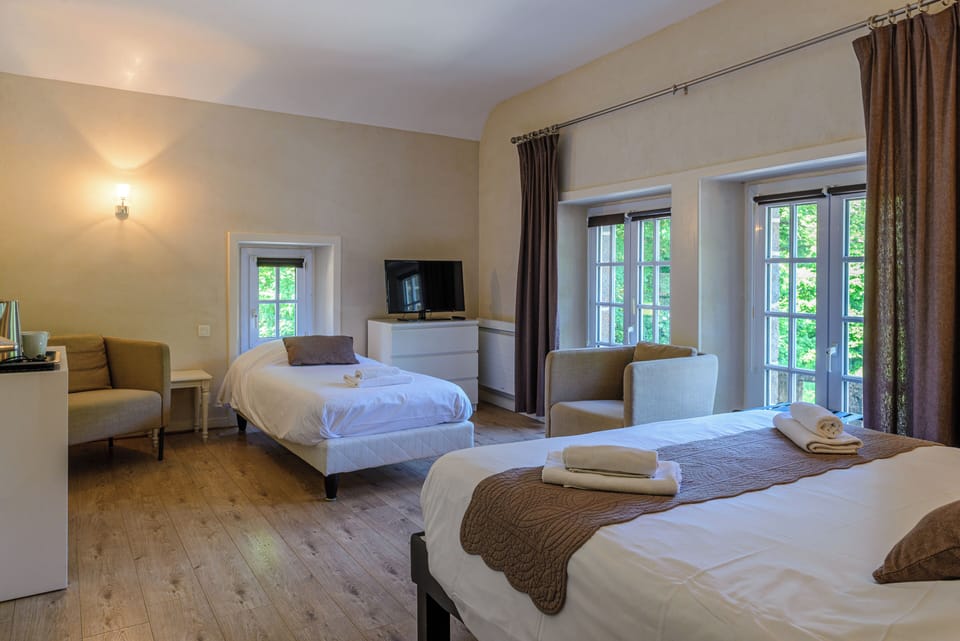 Triple Room | Individually decorated, individually furnished, desk, blackout drapes