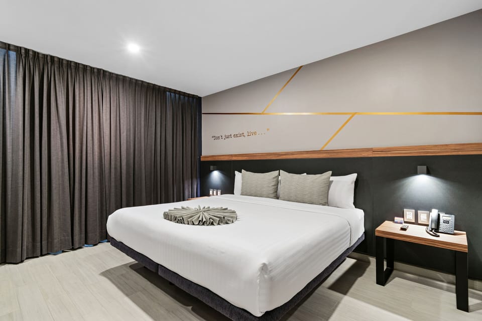 Standard Room, 1 King Bed | In-room safe, desk, blackout drapes, soundproofing