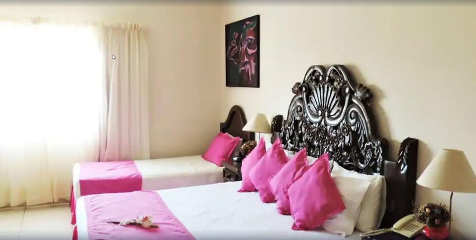 Estudio | Premium bedding, down comforters, pillowtop beds, minibar