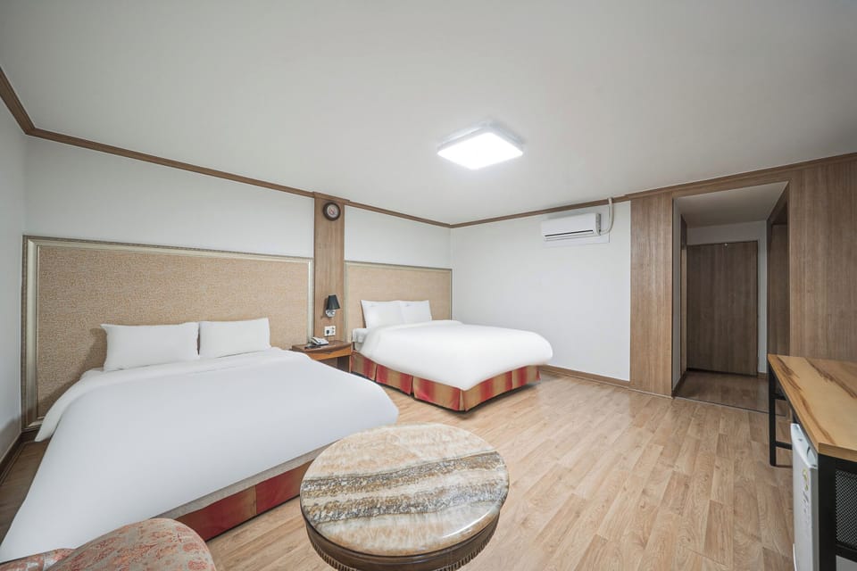 Suite semi (Price for 2, additional charge of 10,000 KRW per person) | Minibar, in-room safe, desk, laptop workspace